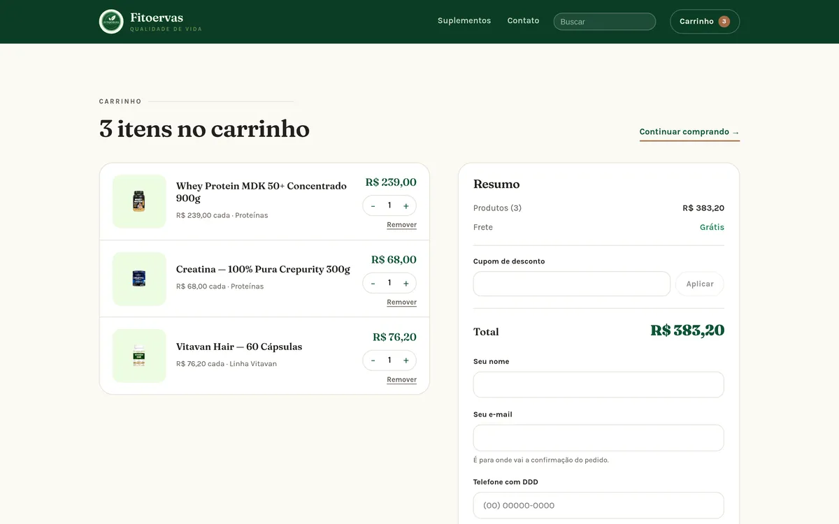 Carrinho com três itens, resumo do pedido, frete grátis, campo de cupom de desconto e início do formulário de checkout.
